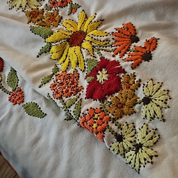FINAL BEFORE GIFT Needlepoint Hand-.embroidered Fringed Floral bedspread blanket - Picture 4 of 11